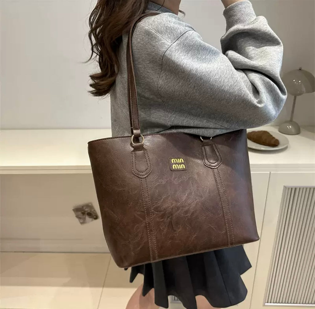 Luxury Leather Shoulder Bag – Elegant Women’s Everyday Handbag