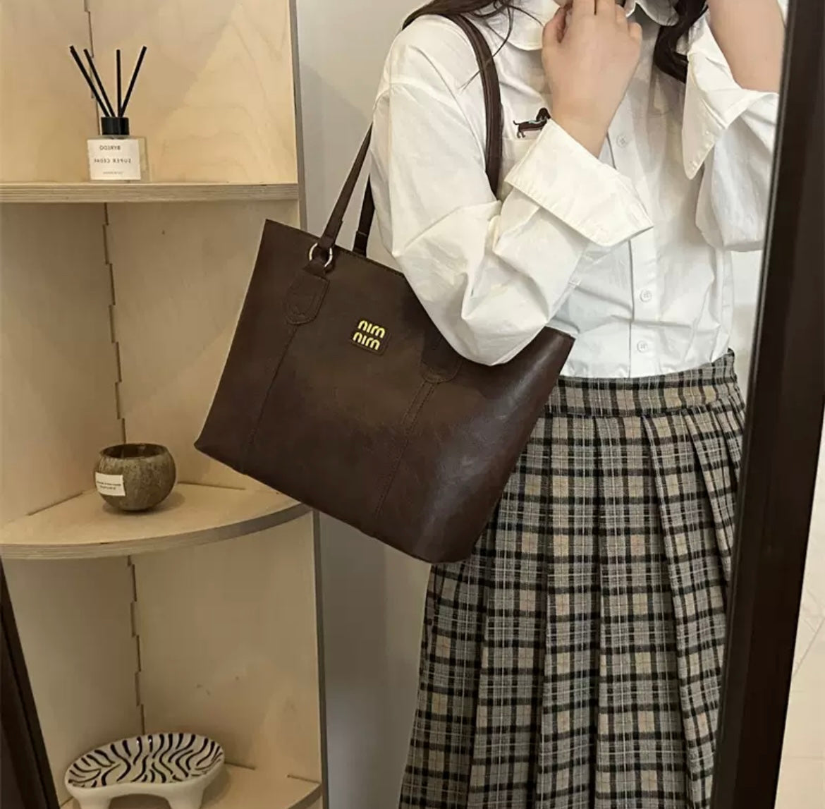 Luxury Leather Shoulder Bag – Elegant Women’s Everyday Handbag